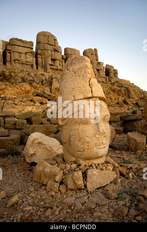 Têtes de pierre sculptée au Mt. Le parc national en Turquie Nemrut Banque D'Images