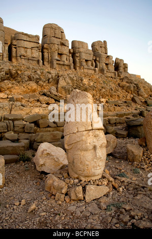 Têtes de pierre sculptée au Mt. Le parc national en Turquie Nemrut Banque D'Images