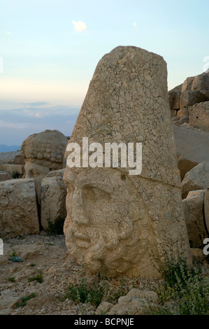 Têtes de pierre sculptée au Mt. Le parc national en Turquie Nemrut Banque D'Images