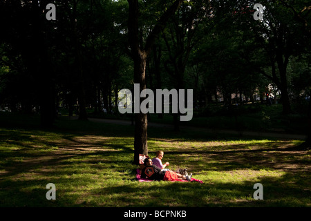 Un couple pique-niques sur l'herbe de Central Park à New York le 31 mai 2009 Banque D'Images