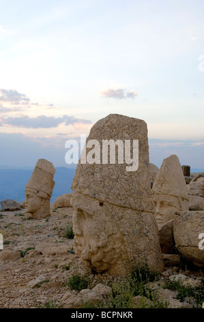 Têtes de pierre sculptée au Mt. Le parc national en Turquie Nemrut Banque D'Images