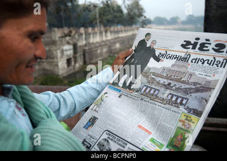 Man reading Gujarati histoire de journal de Barack Obama inauguration présidentielle américaine Bhavnagar Inde Banque D'Images