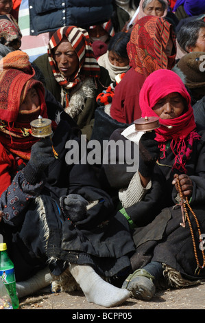 Les pèlerins présents à la cérémonie religieuse dans un monastère du bouddhisme tibétain, la préfecture autonome tibétaine de Garzê, Sichuan Banque D'Images