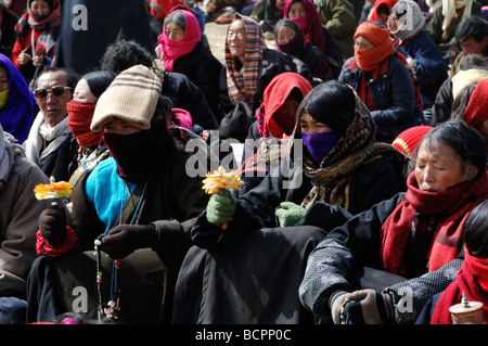 Les pèlerins présents à la cérémonie religieuse dans un monastère du bouddhisme tibétain, la préfecture autonome tibétaine de Garzê, Sichuan Banque D'Images