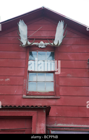 Bois décorent les côtés d'un ancien magasin à Nome en Alaska Banque D'Images