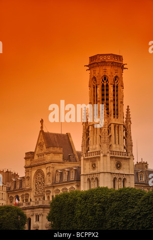 Saint Germain l'Auxerrois, Église dans Paris au coucher du soleil Banque D'Images