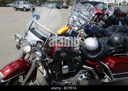 Rangée de motos américaines Harley Davidson garées dans la rue aux États-Unis personne horizontal haute résolution Banque D'Images