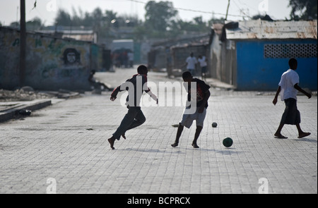 Les enfants jouent au soccer dans les rues de Cité Soleil à Port-au-Prince, Haïti le 19 juillet 2008. Banque D'Images