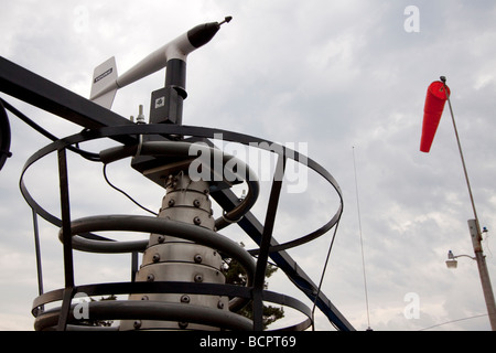 Instruments météorologiques et d'un répéteur mobile rétractée anennta au sommet de l'effet Doppler sur roues nombre7 chariot près de Fairbury Nebraska Banque D'Images