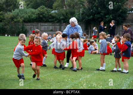 L'école primaire Sportsday Country Dancing Banque D'Images