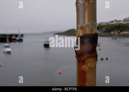 Un métal corrodé (fer et acier) post par la mer. Banque D'Images