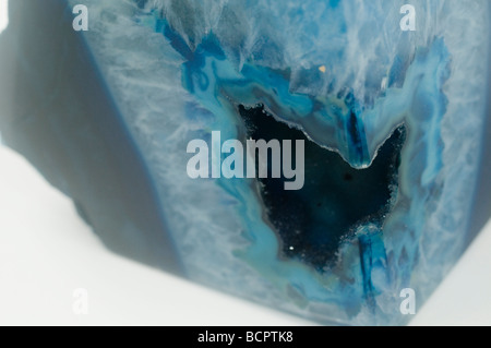 Décoration d'un colorant bleu pierre précieuse d'Agate géode renforcée sur fond blanc Banque D'Images