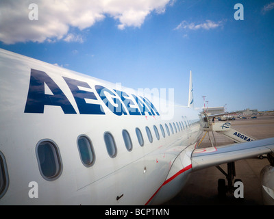 Aegean Airlines un avion sur la piste Banque D'Images