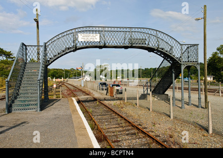 Passerelle victorienne en fonte sur la voie ferrée, fabriquée à la Saracen Foundry, Glasgow, au Wellington Bridge, comté de Wexford Banque D'Images