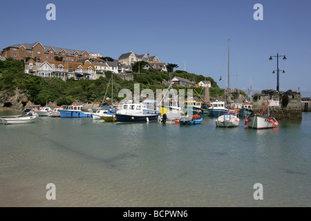 Ville de Newquay, Angleterre. Vue sur les bateaux de pêche amarrés dans le port de Newquay avec North Quay Hill dans l'arrière-plan. Banque D'Images