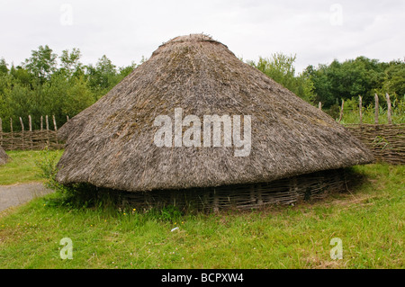 Sur une maison de chaume Medival (crannog île artificielle) Banque D'Images