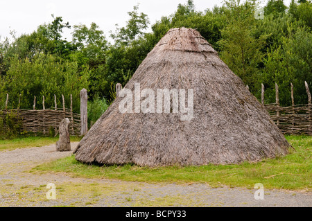 Sur une maison de chaume Medival (crannog île artificielle) Banque D'Images