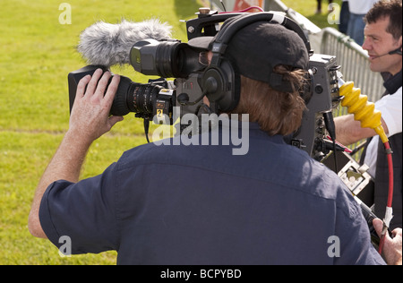 Close-up à l'épaule shot de vidéo numérique professionnel enregistrement cameraman film montrant à un événement en plein air Banque D'Images