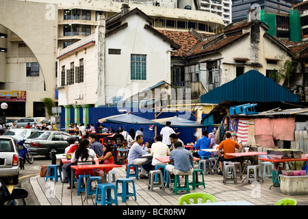 Les habitants et les touristes ont un dîner dans un aliment populaire street à Kuala Lumpur, Malaisie. Banque D'Images