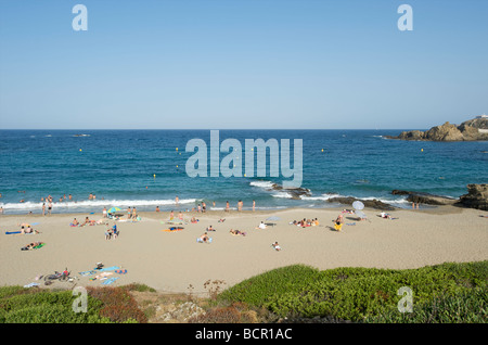 Les touristes bronzer sur la plage de Cala Mesquida près de Mahon sur l'île des Baléares de Minorque Banque D'Images