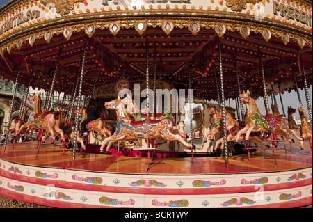 Carrousel de foire traditionnelle merry-go-round rond-point de style avec des chevaux peints de couleurs vives Banque D'Images