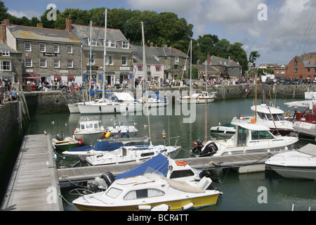 Ville de Padstow, Angleterre. Les bateaux amarrés dans le port de Padstow, avec beaucoup de monde North Quay en arrière-plan. Banque D'Images