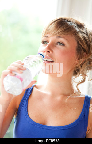 Girl drinking glass of water Banque D'Images