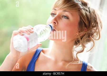 Girl drinking glass of water Banque D'Images