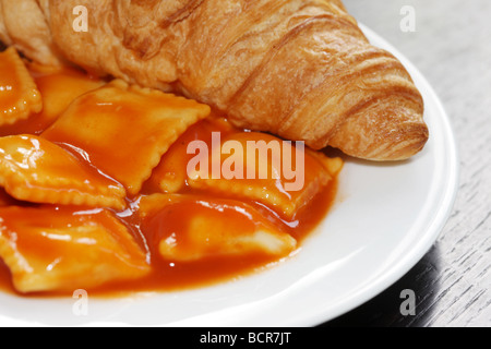 Petit-déjeuner avec croissants fraîchement cuits en conserve ou en boîte de raviolis Sauce tomate à aucun peuple Banque D'Images