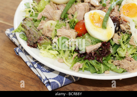 Style méditerranéen sain Salade niçoise avec Thon et oeufs Banque D'Images