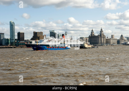 QE2 de bateau sur la rivière Mersey Liverpool avec Liver Building et skyline en arrière-plan Banque D'Images