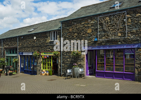 Rangée de magasins à Packhorse court en été Keswick Cumbria Angleterre Royaume-Uni GB Grande-Bretagne Banque D'Images