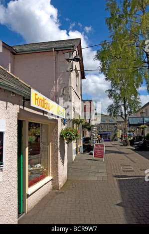 Rangée de magasins à Packhorse court en été Keswick Cumbria Angleterre Royaume-Uni GB Grande-Bretagne Banque D'Images