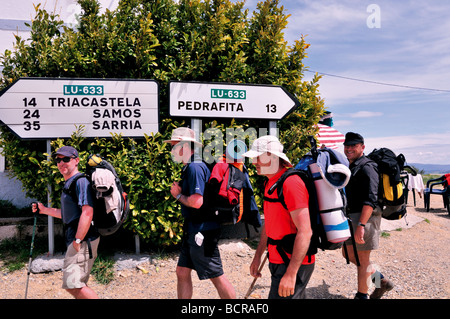 L'Espagne, Saint James Way : St Jacques Pèlerins à O Cebreiro à préparer la prochaine visite du jour à Santiago de Compostela Banque D'Images