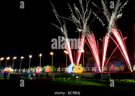 D'artifice et danseuses sur la piste de nuit fashion catwalk Banque D'Images