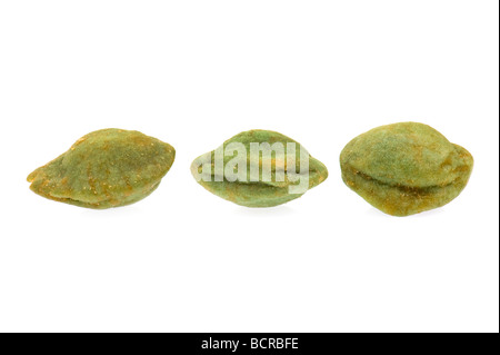 Arachides Noix de wasabi vert wasabi rôti avec tuyère d'enduire la coque de l'enrubanneuse doigt fingerfood food snack-japon goût horser Banque D'Images