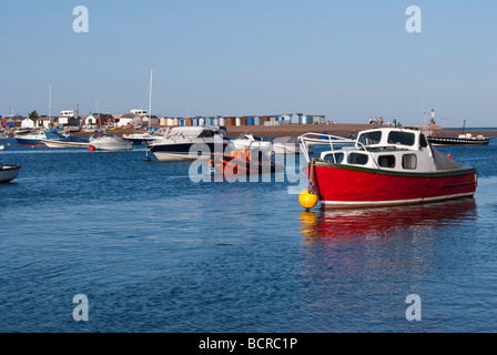 Bateaux sur la rivière Teign, à l'ensemble de la plage vers Shaldon cabanes sur Teignmouth spit. Banque D'Images