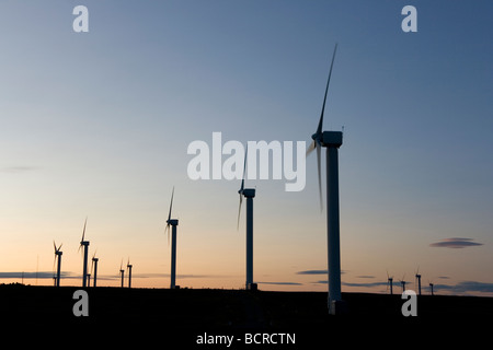 Coucher du soleil à Ovenden Moor, près de Halifax dans le West Yorkshire, au Royaume-Uni, où les éoliennes produisent de l'énergie renouvelable. Banque D'Images