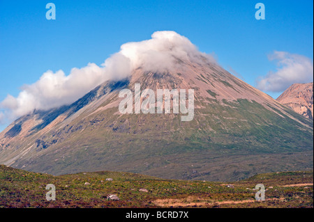 Glamaig et Beinn Dearg Mhor, Western Red Hills, Strathaird, île de Skye, Hébrides intérieures, Ecosse, Royaume-Uni, Europe. Banque D'Images