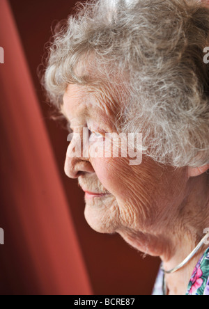Profil de visage d'une vieille dame de 100 ans en bonne santé célébrer le merveilleux siècle de vie avec fierté, le bonheur, et la santé. Banque D'Images