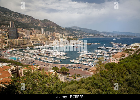 Le port de Monaco à partir de la falaise avec de luxueux yachts amarrés dans le port en été. Banque D'Images