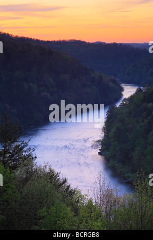 Lever du soleil dans la gorge de la rivière Cumberland vue depuis la terrasse de Dupont Lodge de Cumberland Falls State Resort Park Corbin Kentucky Banque D'Images