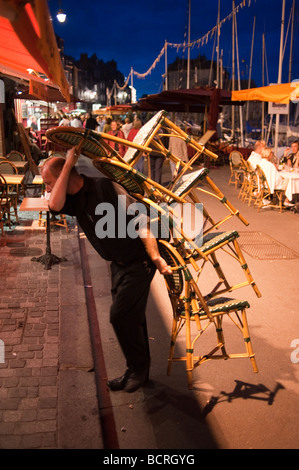 Chaises de l'extérieur d'un bistro à Honfleur, France Banque D'Images