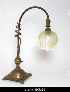 Art et Artisanat du Cuivre et laiton lampe de table avec abat-jour en verre opalescent par les Anglais bouilloire W.A.S. Benson vers 1890 Banque D'Images