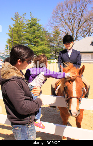 Enfant petting horse Parade lors de races Kentucky Horse Park Lexington Kentucky Banque D'Images