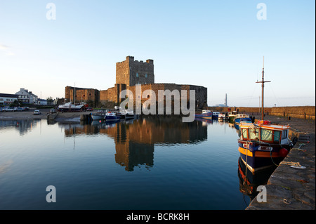 Carrickfergus Castle est situé sur la rive de Belfast, construit par John de Courcy en 1177 comme son siège, après avoir conquis easte Banque D'Images