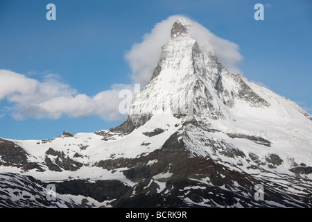 Cervin, le nom allemand, entouré par les nuages par temps clair. Zermatt, Valais, Suisse Banque D'Images