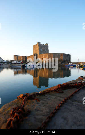 Carrickfergus Castle est situé sur la rive de Belfast, construit par John de Courcy en 1177 comme son siège, après avoir conquis easte Banque D'Images