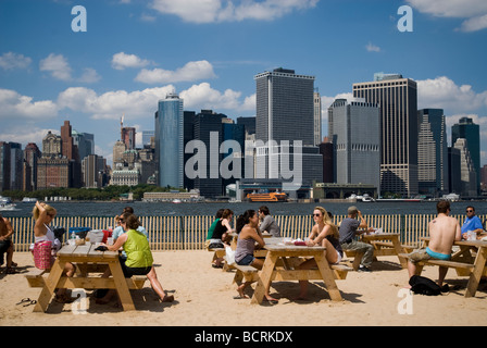 Les visiteurs de l'Île du gouverneur historique dans le port de New York profitez de la concession de l'eau Plage Taxi Banque D'Images