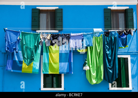 Étendre le linge coloré à l'extérieur d'une maison Banque D'Images